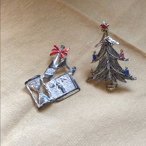 🔑💎🔑3 for$25  two holiday brooches.